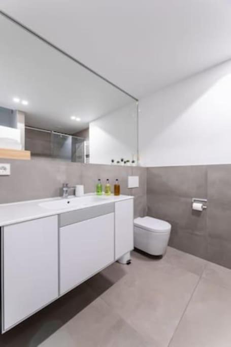 Wonderful Two Bedroom Apartment At Limpertsberg With Parking, Near Tram Luxembourg Bagian luar foto